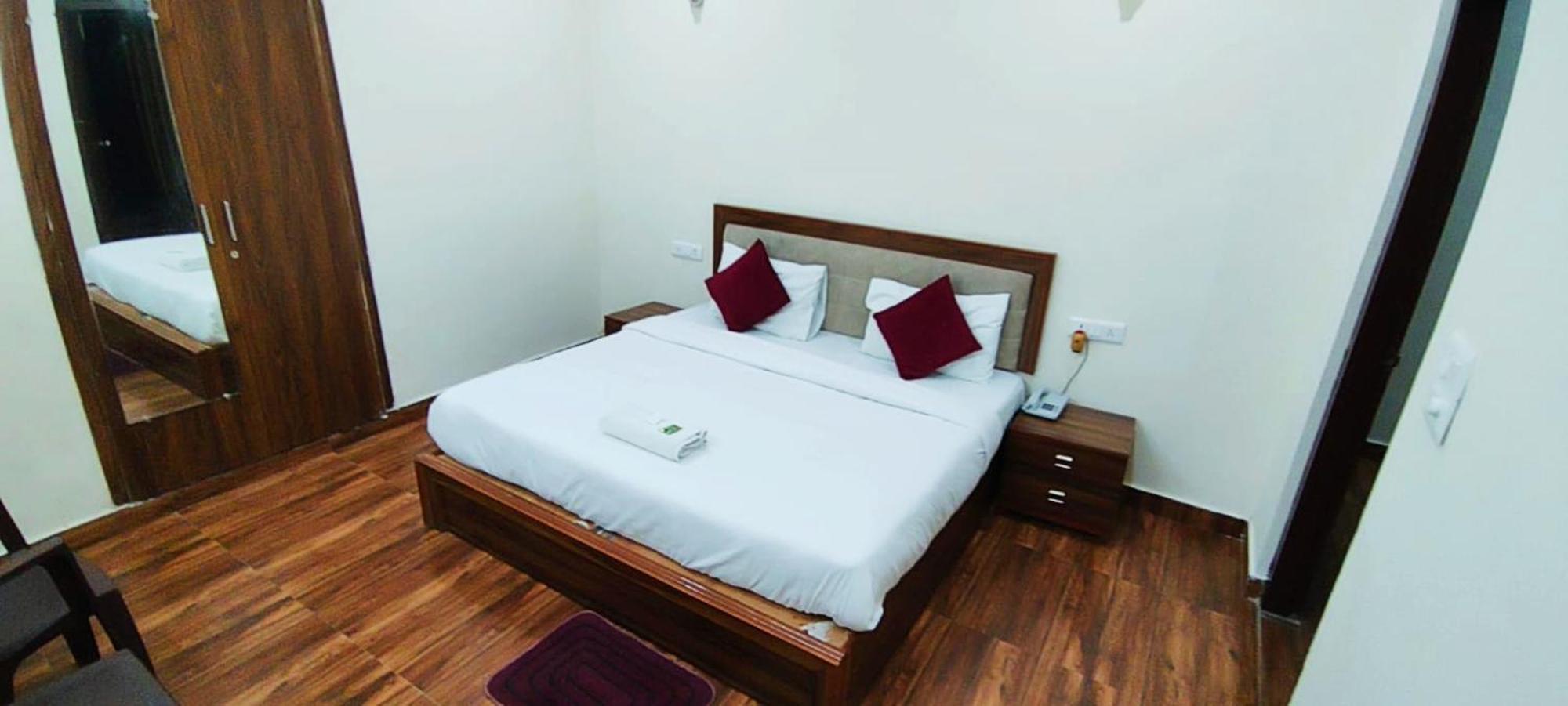 Luxury Rooms In Safdarjung Enclave Near Aiims & Safdarjung Hospital New Delhi Bagian luar foto
