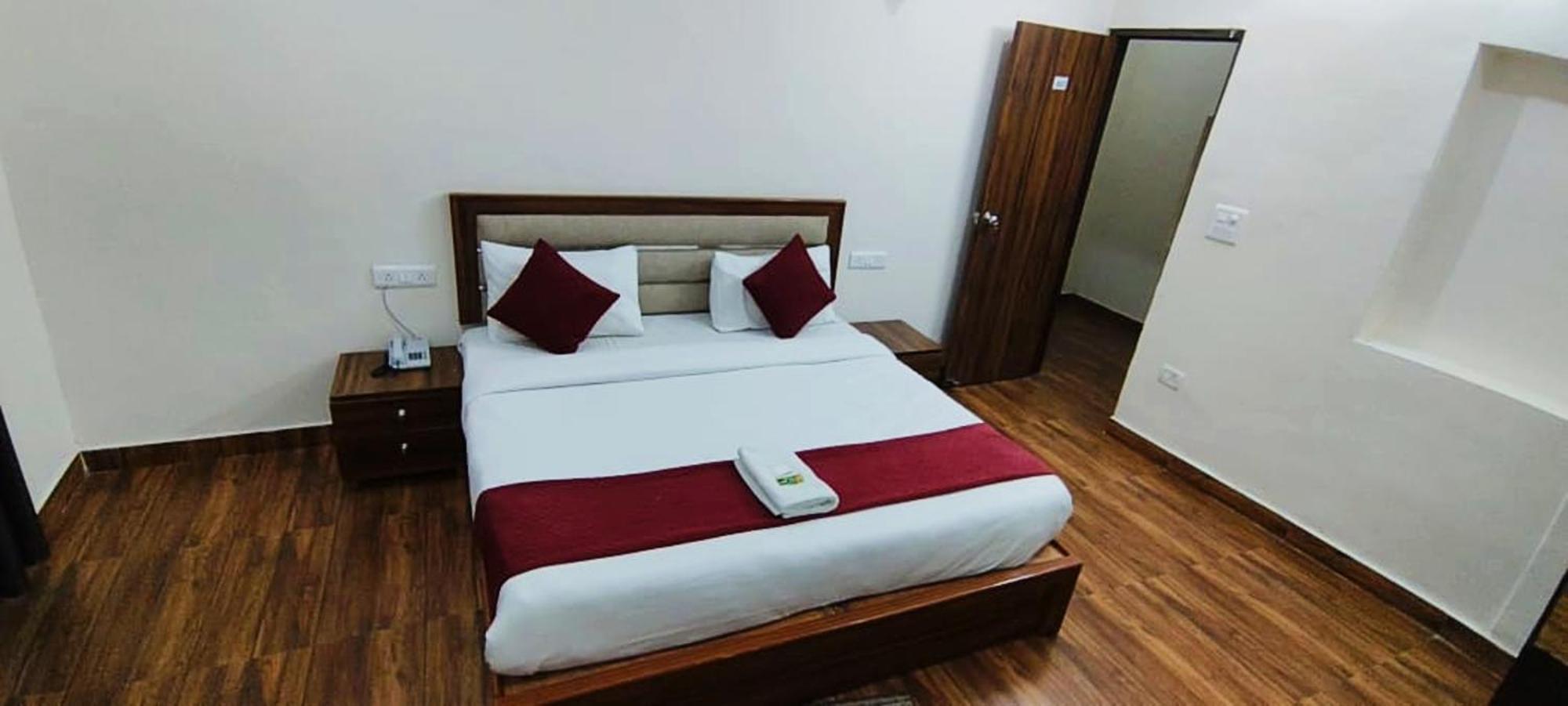 Luxury Rooms In Safdarjung Enclave Near Aiims & Safdarjung Hospital New Delhi Bagian luar foto