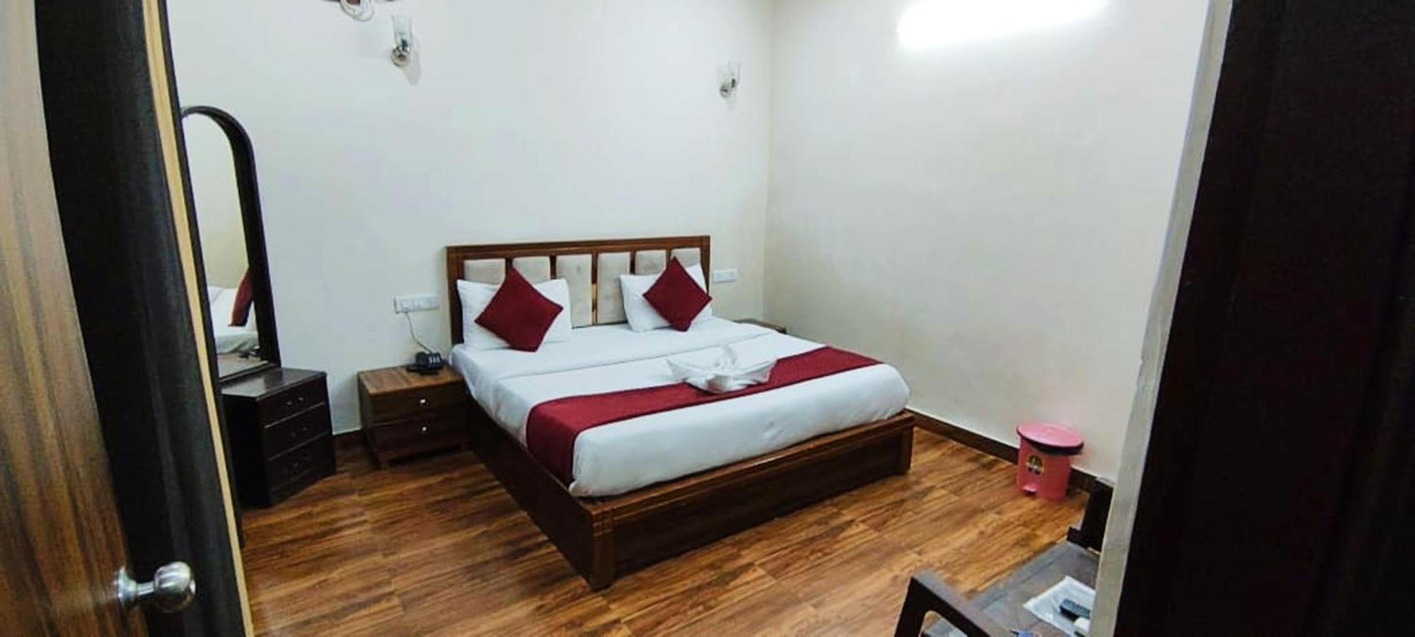 Luxury Rooms In Safdarjung Enclave Near Aiims & Safdarjung Hospital New Delhi Bagian luar foto