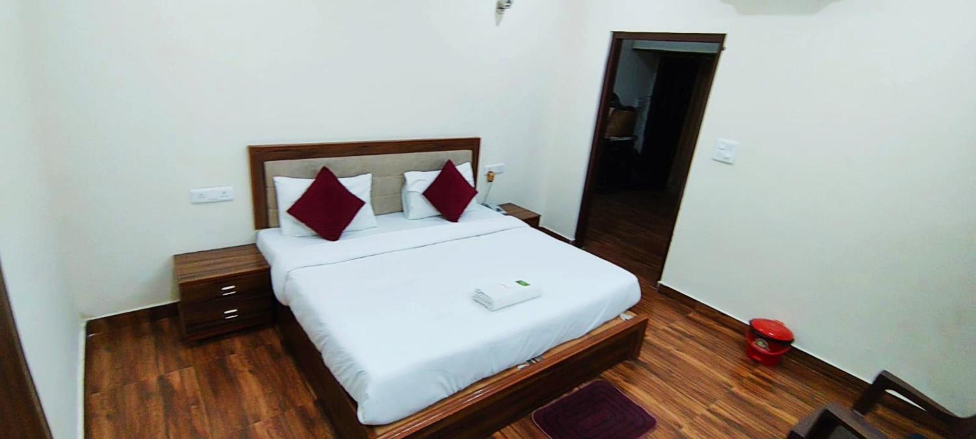 Luxury Rooms In Safdarjung Enclave Near Aiims & Safdarjung Hospital New Delhi Bagian luar foto