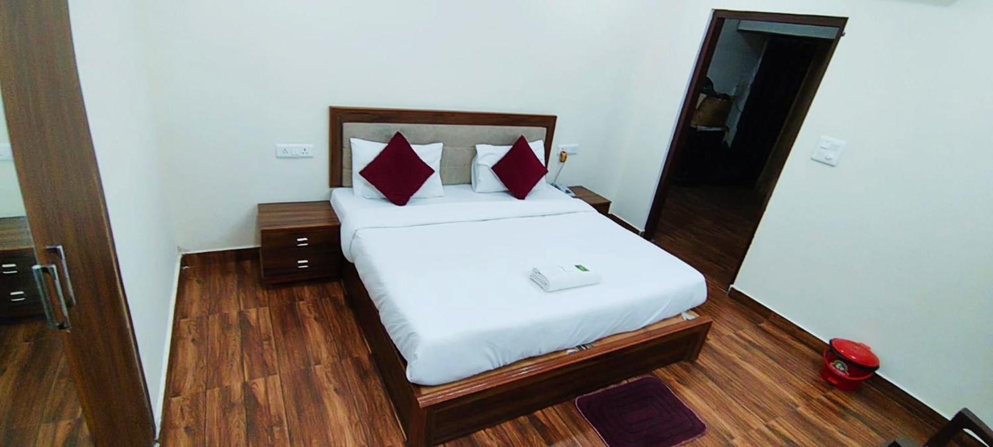 Luxury Rooms In Safdarjung Enclave Near Aiims & Safdarjung Hospital New Delhi Bagian luar foto